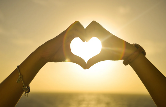 
LOVVES Seren und Cremes mit super feuchtigkeitsspendender Hyaluronsäure für den Sommer.